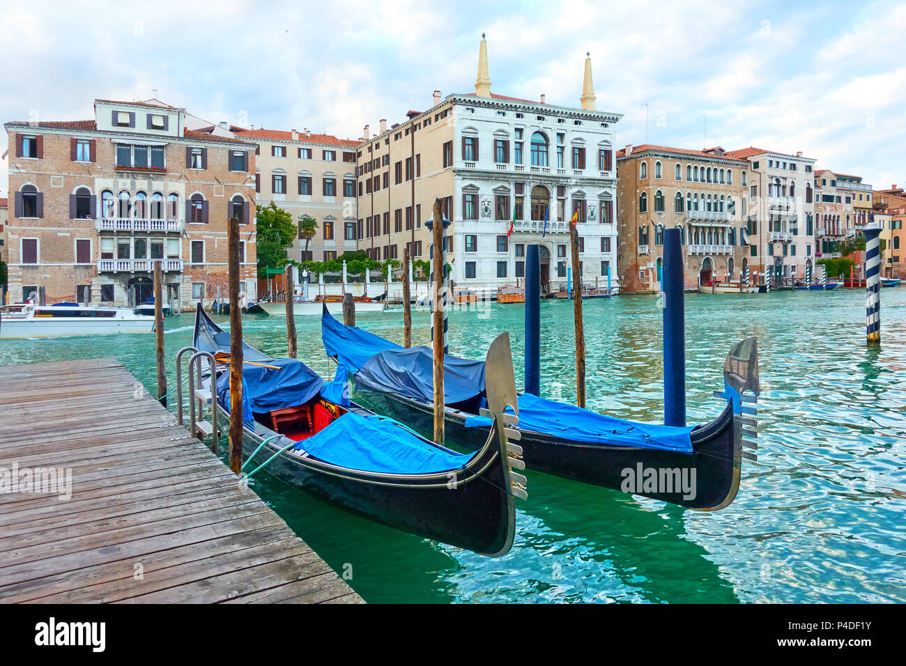 Gondoles sur le Grand Canal à Venise, Italie Banque D'Images