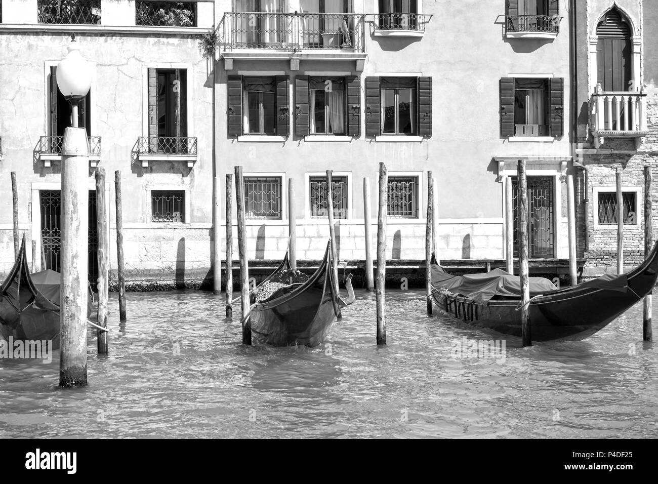 Les gondoles amarrées dans le Grand Canal à Venise, Italie. Image en noir et blanc Banque D'Images