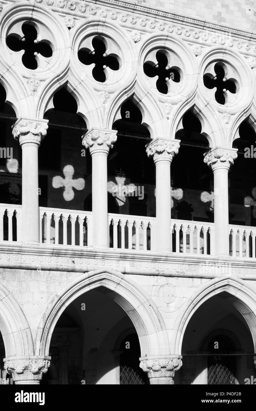 Des colonnes avec des croisements du Palazzo Ducale (Palais des Doges) à Venise, Italie. Image en noir et blanc Banque D'Images