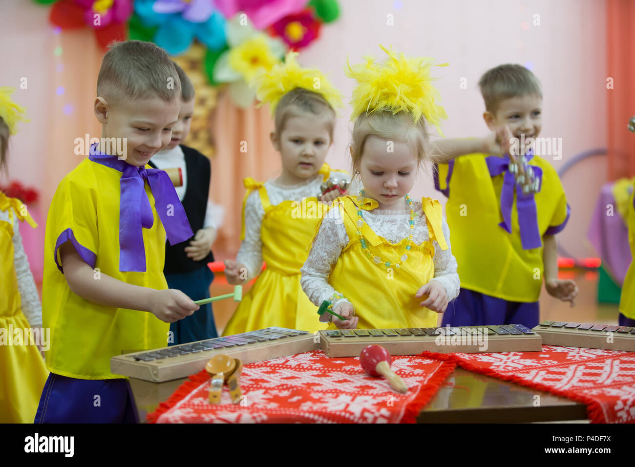 Le Bélarus, la ville de Minsk le 2 mars 2018. Pour les enfants de maternelle. Maison de vacances d'enfants.Les enfants jouent sur le xylophone Banque D'Images