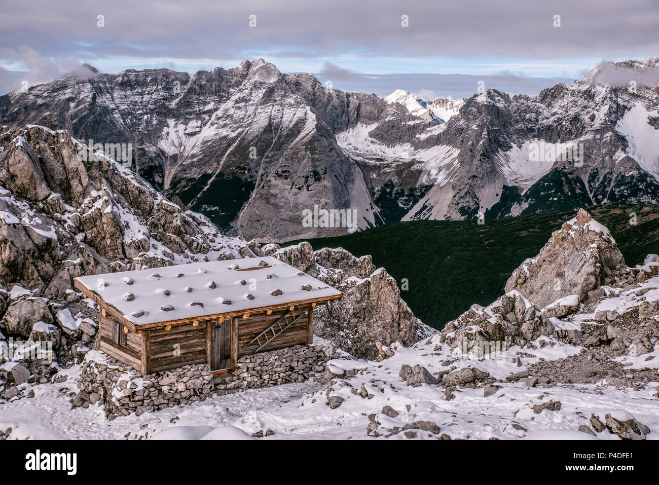 Un refuge de montagne dans les Alpes de l'Autriche à une saison d'hiver dans la neige. Hafelekarspitze - Seegrube à la montagne du Karwendel, Innsbruck, Autriche, Europe Banque D'Images