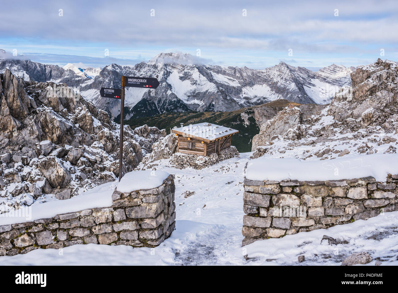 Un refuge de montagne dans les Alpes de l'Autriche à une saison d'hiver dans la neige. Hafelekarspitze - Seegrube à la montagne du Karwendel, Innsbruck, Autriche, Europe Banque D'Images