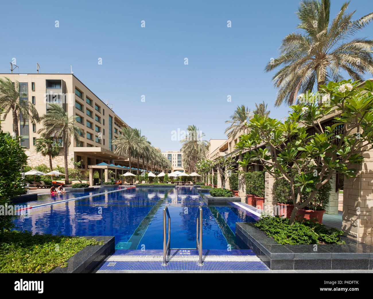 Vue sur la piscine de l'hôtel Jumeirah Messilah Beach Hotel and Spa dans la ville de Koweït, Koweït Banque D'Images