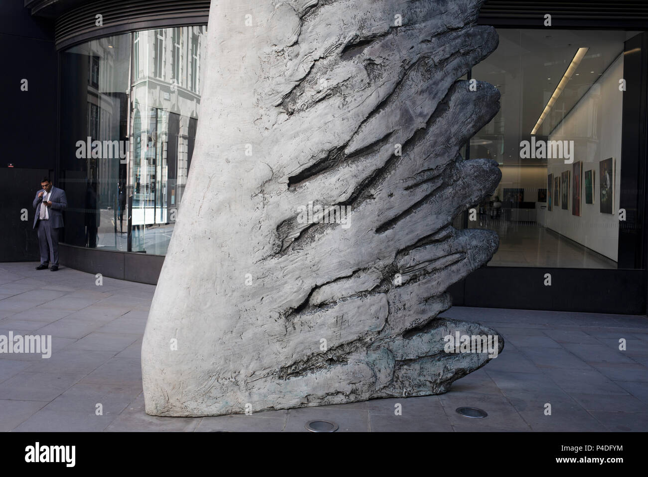 La lumière réfléchie à côté de la ville de la sculpture de l'aile dans la ville de Londres, Angleterre, Royaume-Uni. Sculpture en bronze de Président de la Royal Academy of Arts, Christopher Le Brun. Banque D'Images