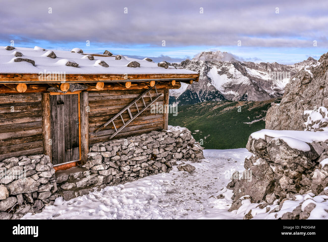 Un refuge de montagne dans les Alpes de l'Autriche à une saison d'hiver dans la neige. Hafelekarspitze - Seegrube à la montagne du Karwendel, Innsbruck, Autriche, Europe Banque D'Images