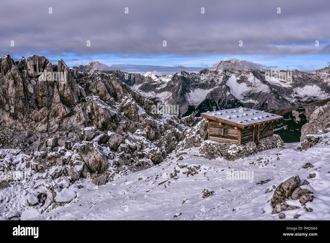 Un refuge de montagne dans les Alpes de l'Autriche à une saison d'hiver dans la neige. Hafelekarspitze - Seegrube à la montagne du Karwendel, Innsbruck, Autriche, Europe Banque D'Images