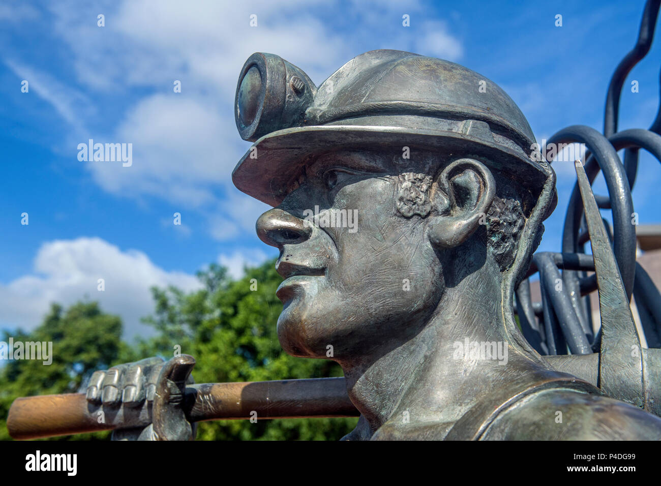 Statue de mineur de charbon gallois érigée dans la baie de Cardiff, Pays de Galles, vu close up Banque D'Images