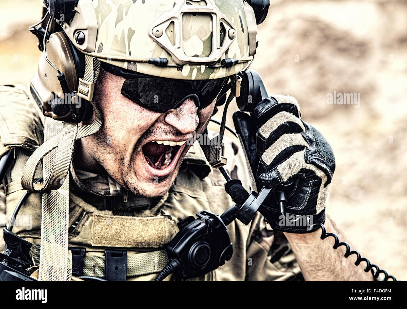 Communiquer avec un soldat au cours d'un combat command Banque D'Images