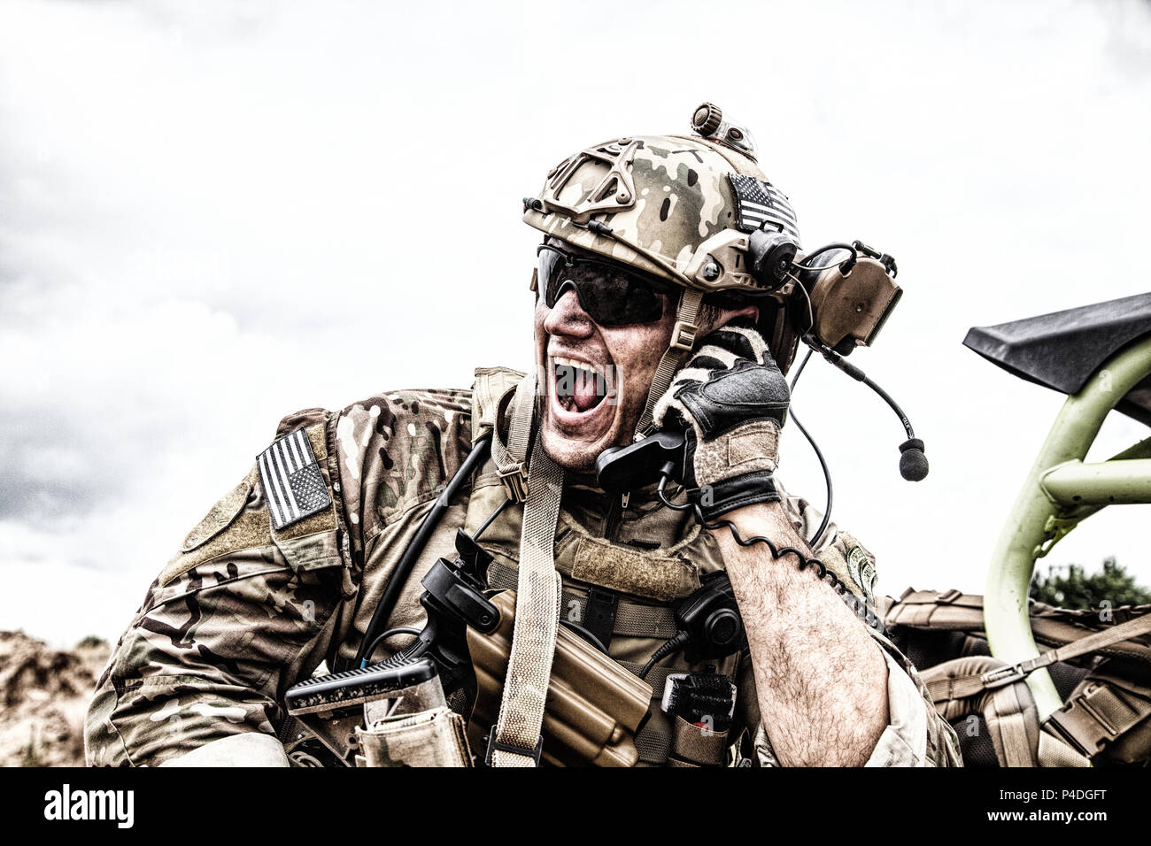 Communiquer avec un soldat au cours d'un combat command Banque D'Images