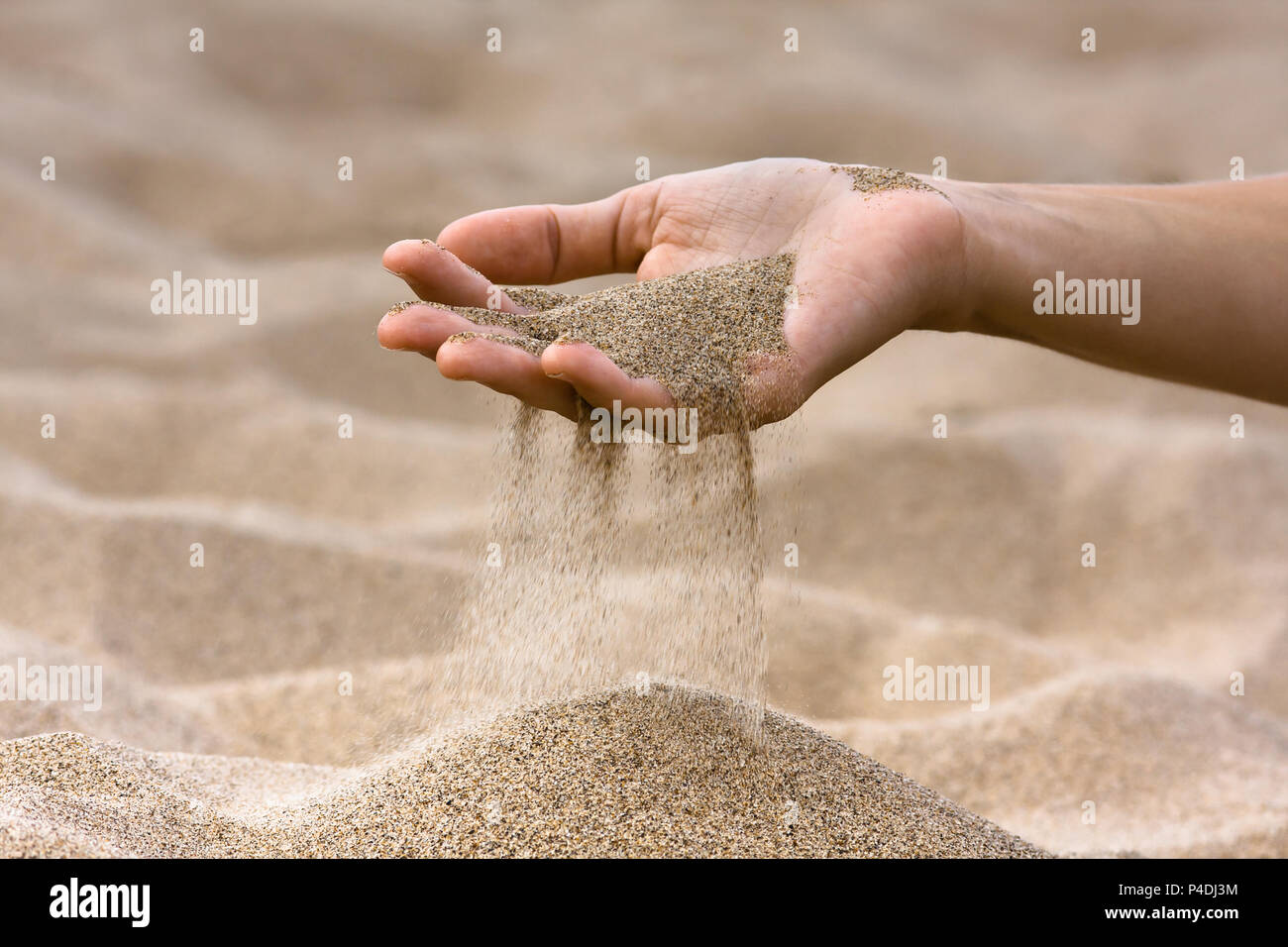 Dans sable main de femme sur la plage Banque D'Images
