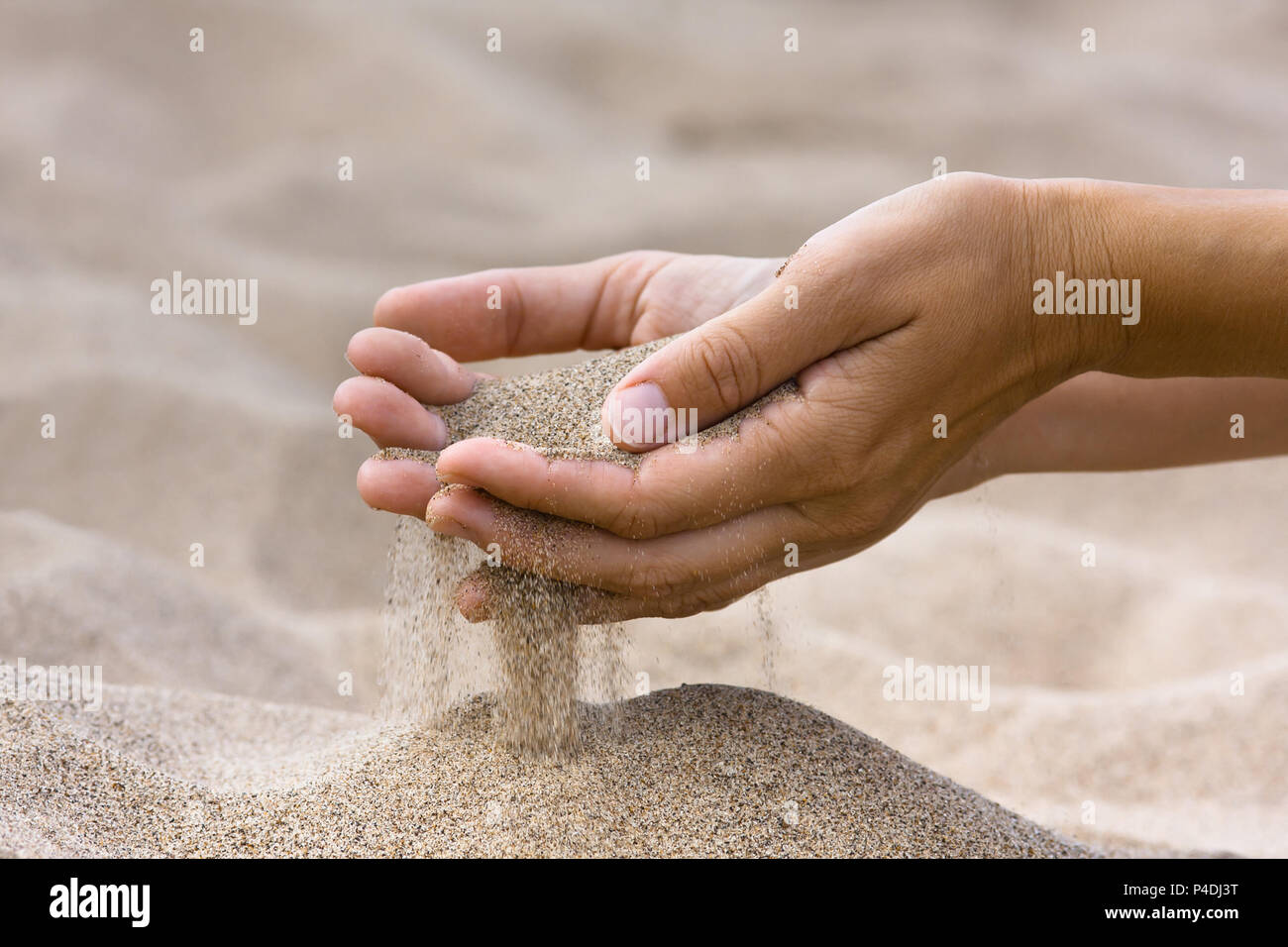 Dans sable mains de femme dans la plage Banque D'Images