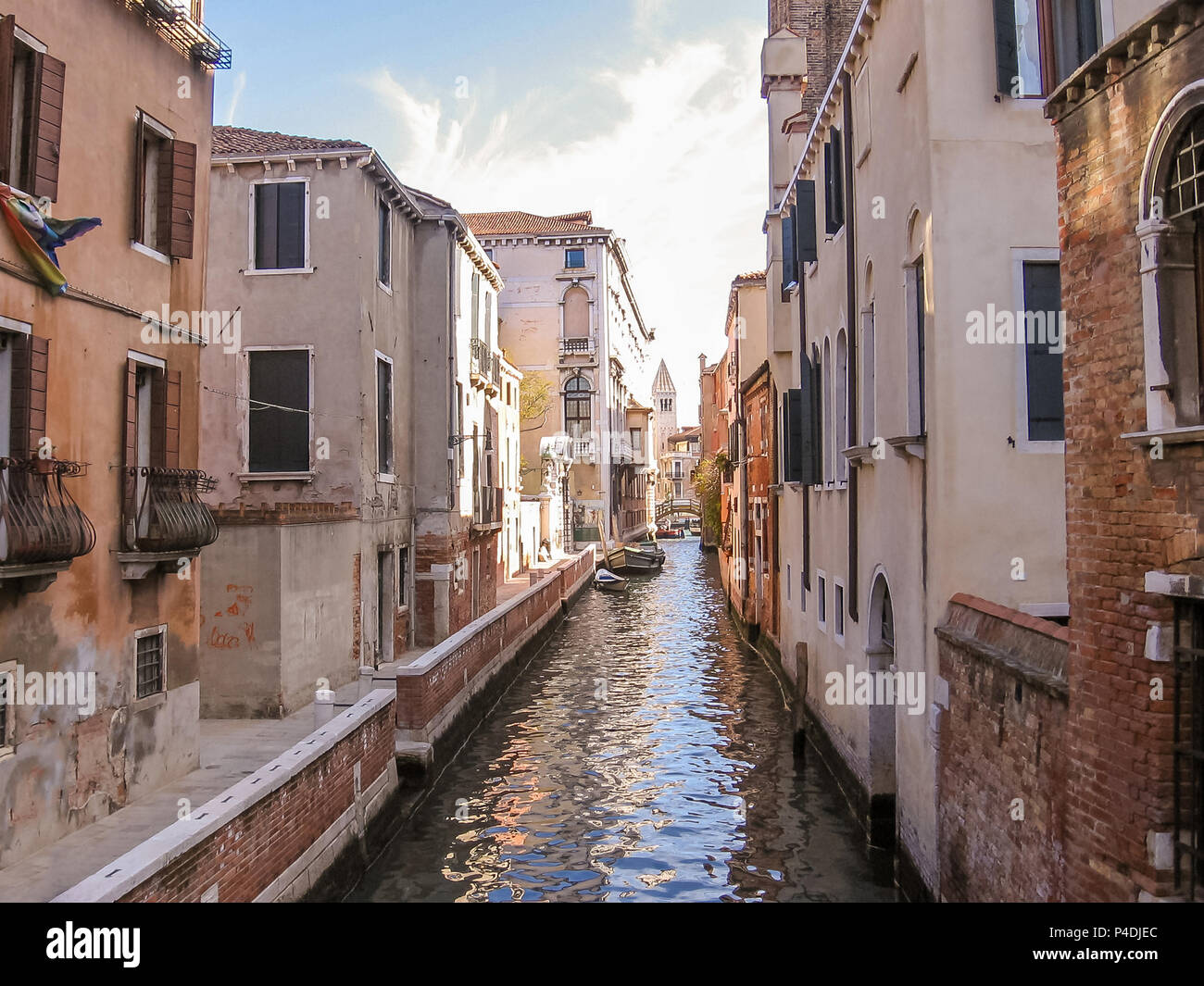 Les bateaux traditionnels sur les canaux de Venise à travers les ruelles vénitiennes. La ville italienne de l'Unesco Patrimoine mondial. Banque D'Images