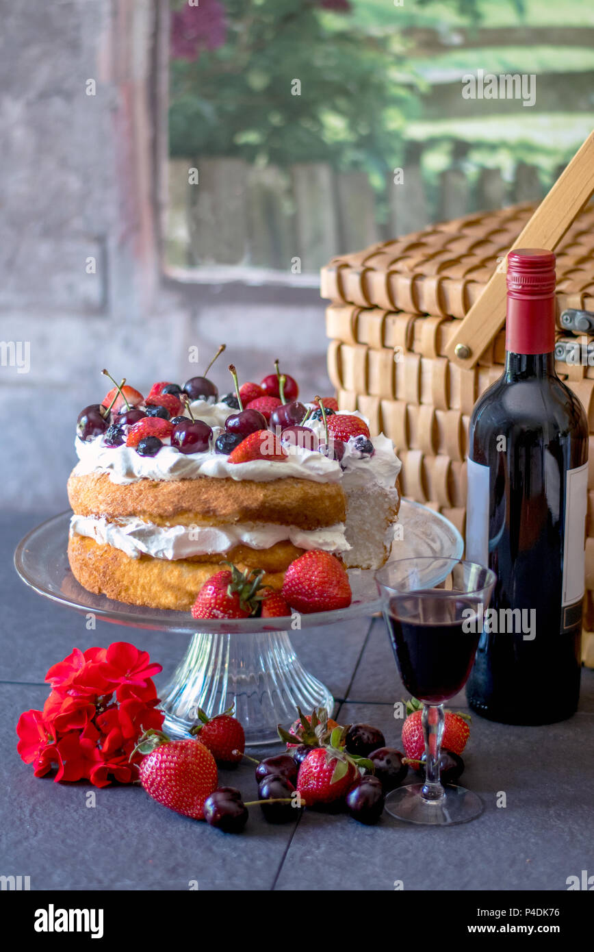 Pique Nique Romantique Avec Un Gateau Des Anges Fait Maison Recouvert De Creme Fouettee Et De Baies Fraiches Et Une Bouteille De Vin Photo Stock Alamy
