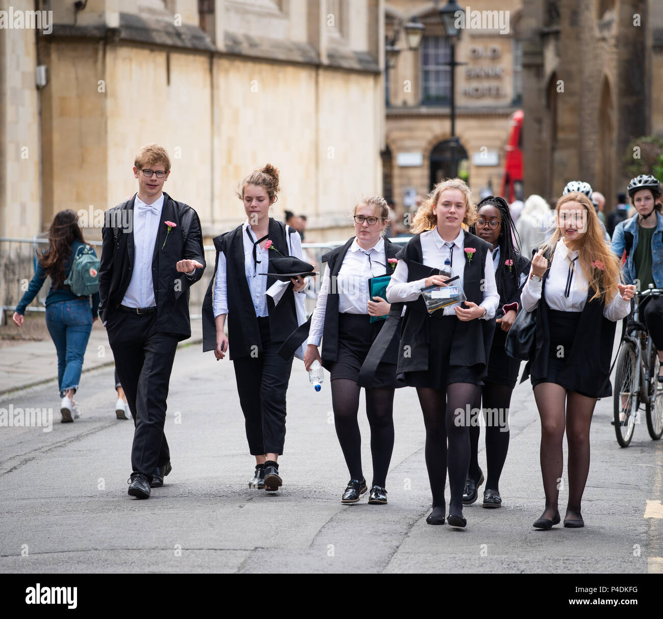 Les étudiants à l'Université d'Oxford portant tradional "sous fosc' les  vêtements qui ne sont obligatoire lors des examens. Les œillets sont des  cours année Photo Stock - Alamy