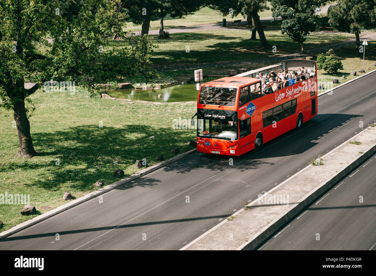 Lisbonne, juin 18, 2018 : A red bus touristique auprès des touristes à cheval autour de la ville. Sites touristiques de Lisbonne. Banque D'Images