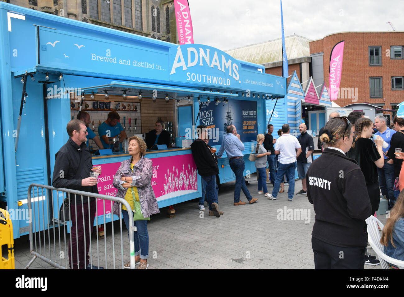 Adnams barre contextuelle à Norwich Festival Food & Drink ayant lieu dans et autour du Forum, 17 juin 2018. Norwich UK Banque D'Images