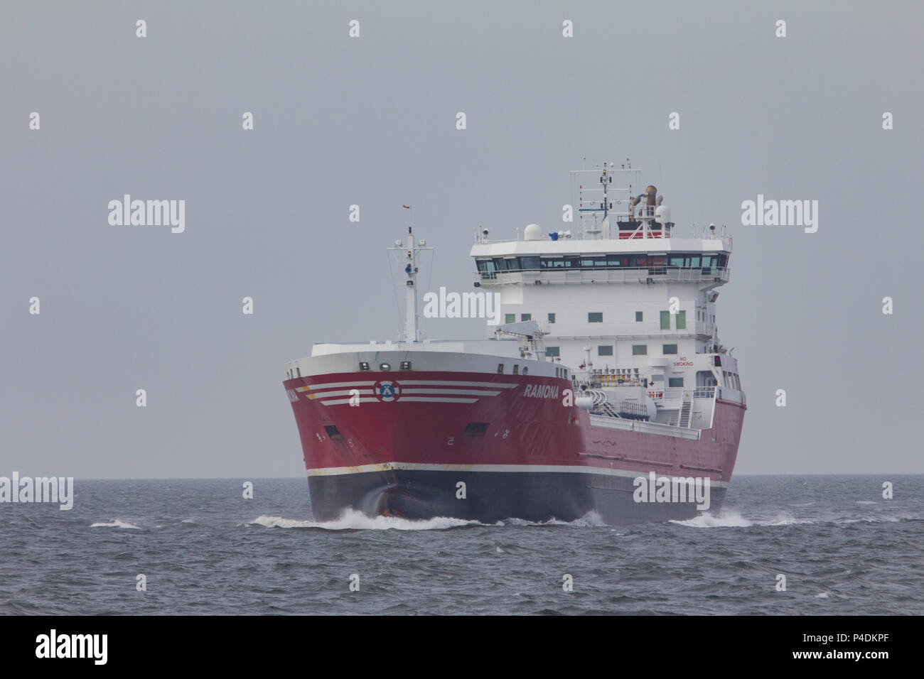 Un grand cargo rouge en cours grâce à la mer du Nord Banque D'Images