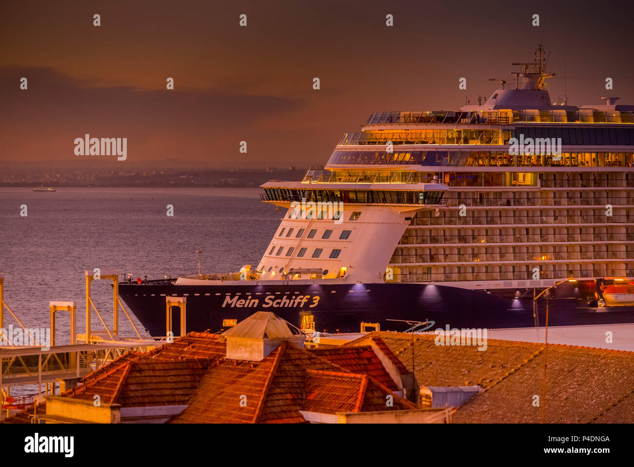 Europa, Portugal, Lisbonne, Alfama, le Tajo, Tejo, Schiff, Kreuzfahrtschiff Banque D'Images