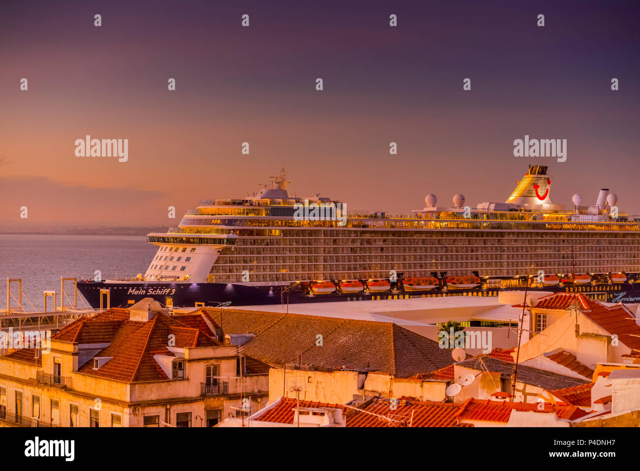 Europa, Portugal, Lisbonne, Alfama, le Tajo, Tejo, Schiff, Kreuzfahrtschiff Banque D'Images