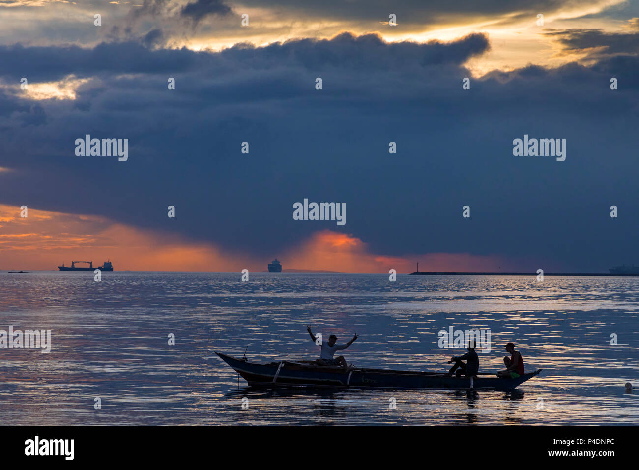Bateau de pêche sur la baie de Manille, Philippines, au coucher du soleil Banque D'Images