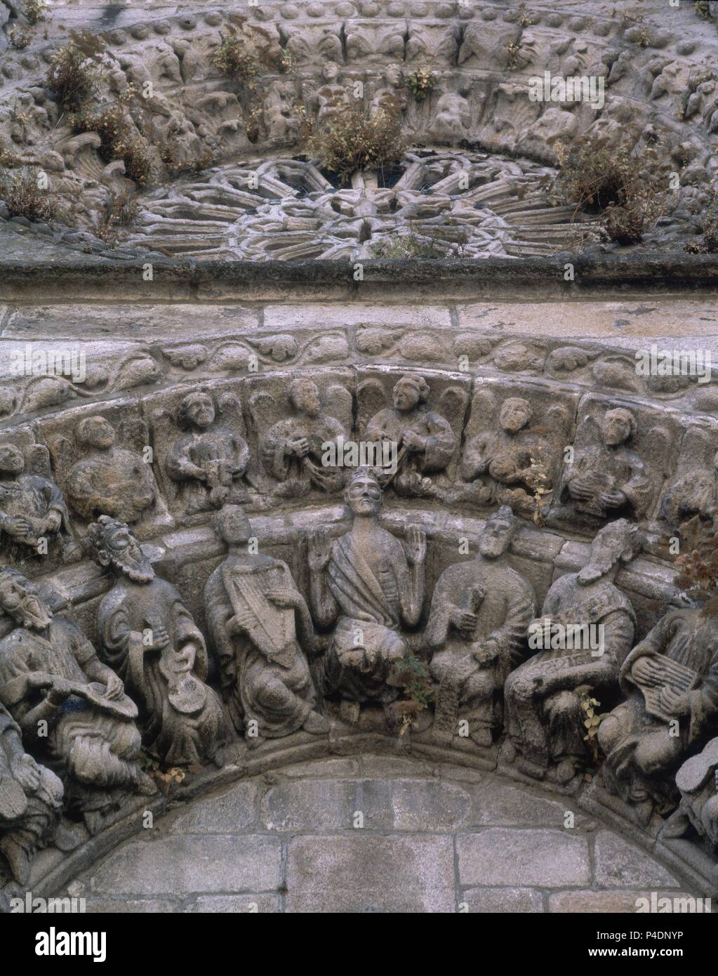 DETALLE DE LAS ARQUIVOLTAS DE LA PORTADA Y DEL ROSETON DE LA FACHADA PRINCIPAL DE LA IGLESIA DE SAN MARTIÑO - Siglo XV - GOTICO GALLEGO. Lieu : EGLISE DE SAN MARTIÑO, NOIA / NOYA, Coruña, ESPAGNE. Banque D'Images