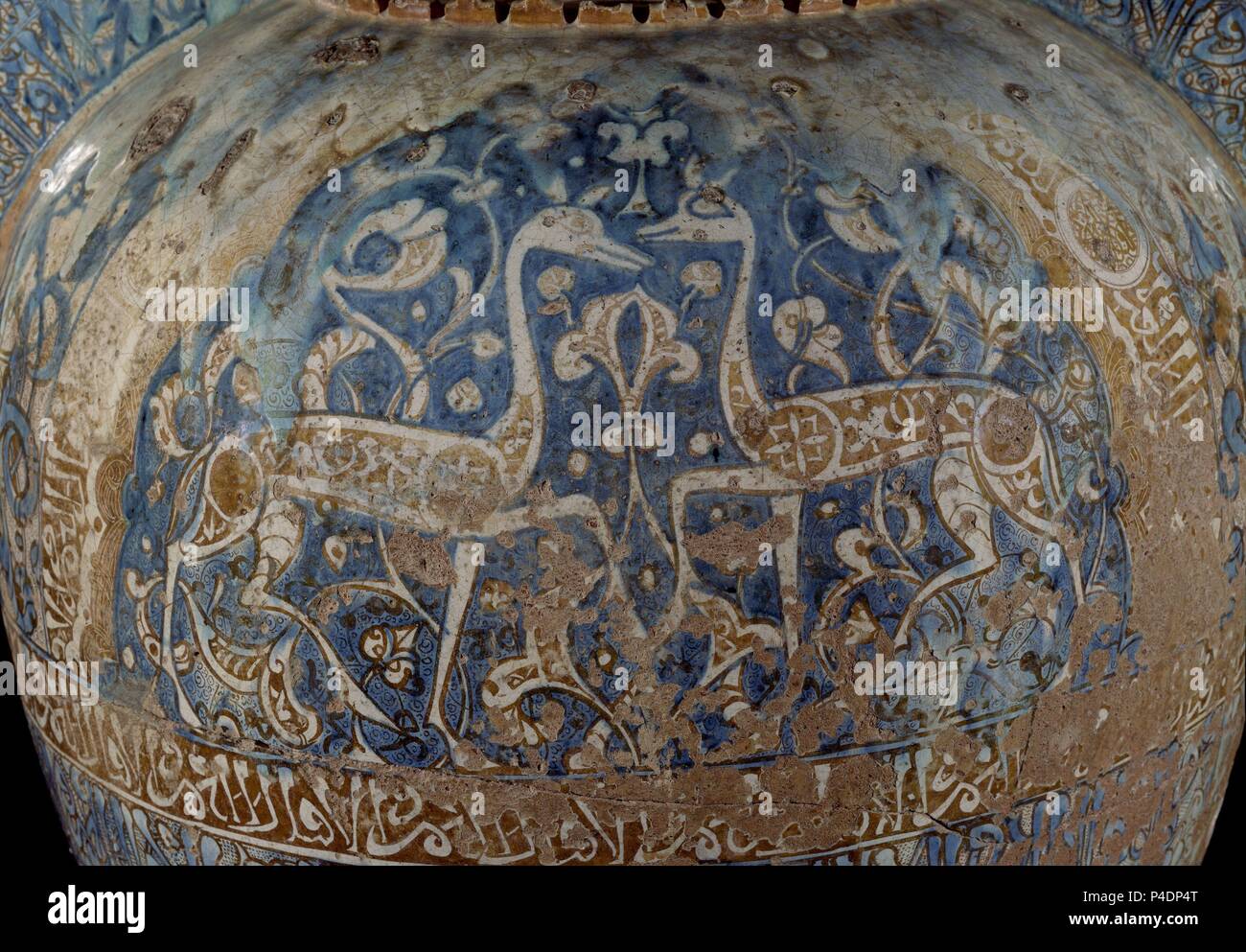 JARRON DE LAS GACELAS - DETALLE - GACELAS AFRONTADAS ANTE HOM O ARBOL VIDA  - SIGLO XV. Emplacement : ALHAMBRA-MUSEO-CERAMICA, Granada, Espagne Photo  Stock - Alamy