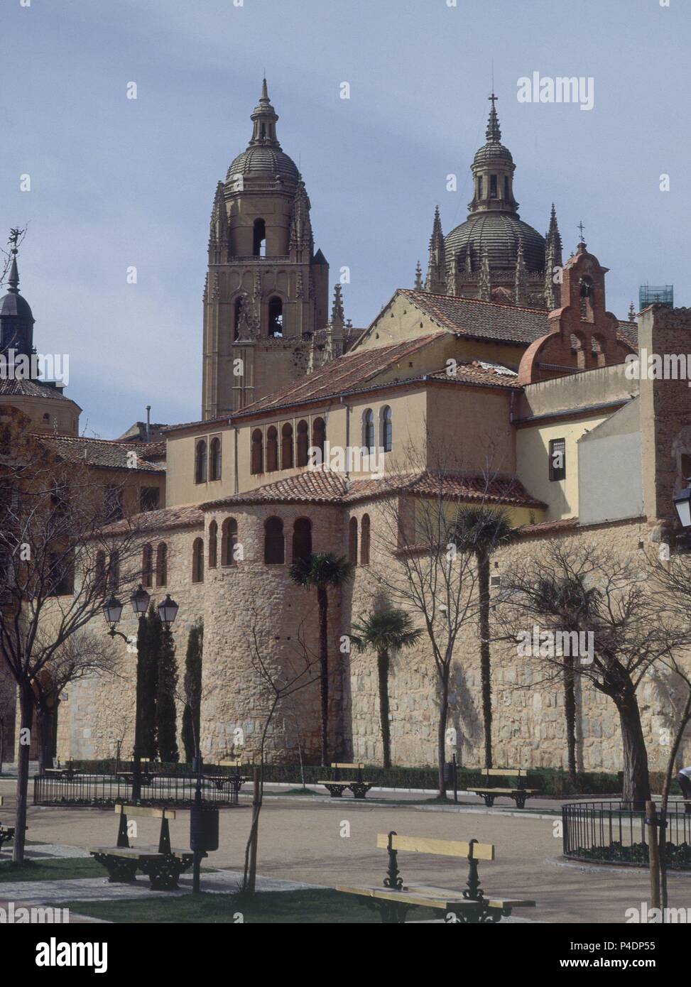 FACHADA AL PASEO DEL SALON - S XIII - CATEDRAL AL FONDO. Emplacement : SINAGOGA-CONVENTO CORPUS, ESPAGNE. Banque D'Images