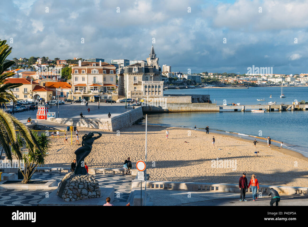 La ville balnéaire de Praia da Ribeira, Cascais. Plage intime près de la gare et populaires auprès des touristes Banque D'Images