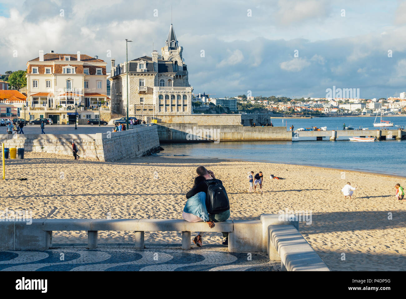 La ville balnéaire de Praia da Ribeira, Cascais. Plage intime près de la gare et populaires auprès des touristes Banque D'Images