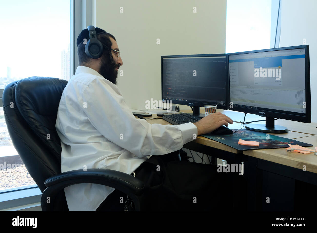 Un juif de Haredi travaillant sur un ordinateur dans un incubateur de technologie ultra-orthodoxe dans la ville de Bnei Brak ou de Bene Beraq un centre du Judaïsme de Haredi en Israël Banque D'Images