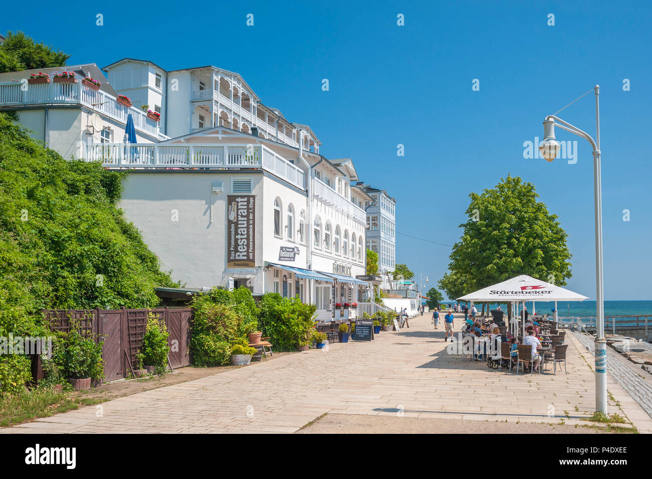 Promenade avec restaurant et l'hôtel Fürstenhof en arrière-plan, Sassnitz, Rügen, Mecklembourg-Poméranie-Occidentale, Allemagne, Europe Banque D'Images