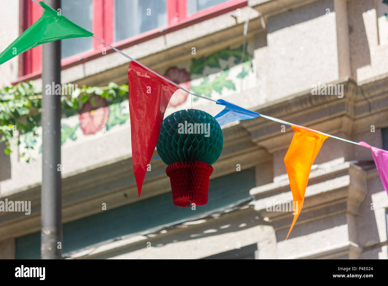 Bunting, décorations pour la rue St. John's Eve (festa de Sao Joao do Porto) à Porto, Portugal. Milieu de l'été. Banque D'Images