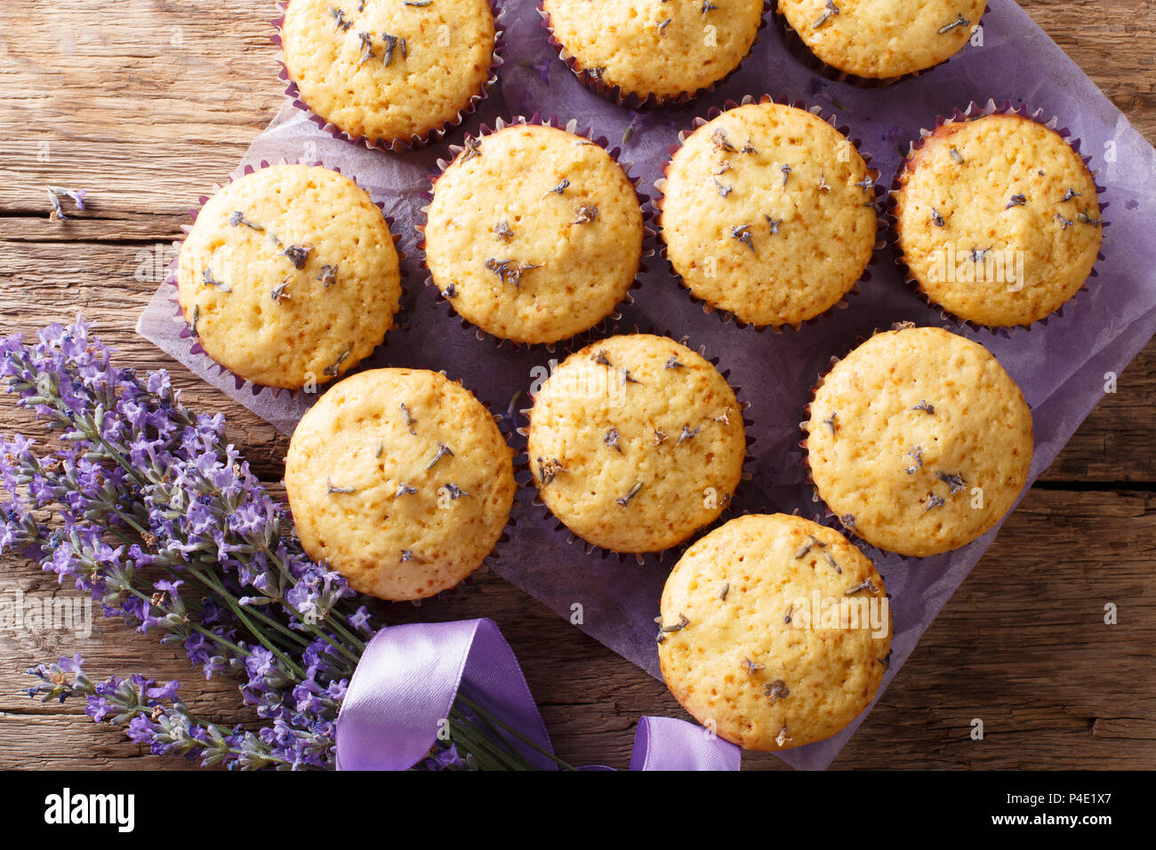 Muffins savoureux organiques avec des fleurs de lavande close-up sur la table supérieure horizontale. Vue de dessus Banque D'Images