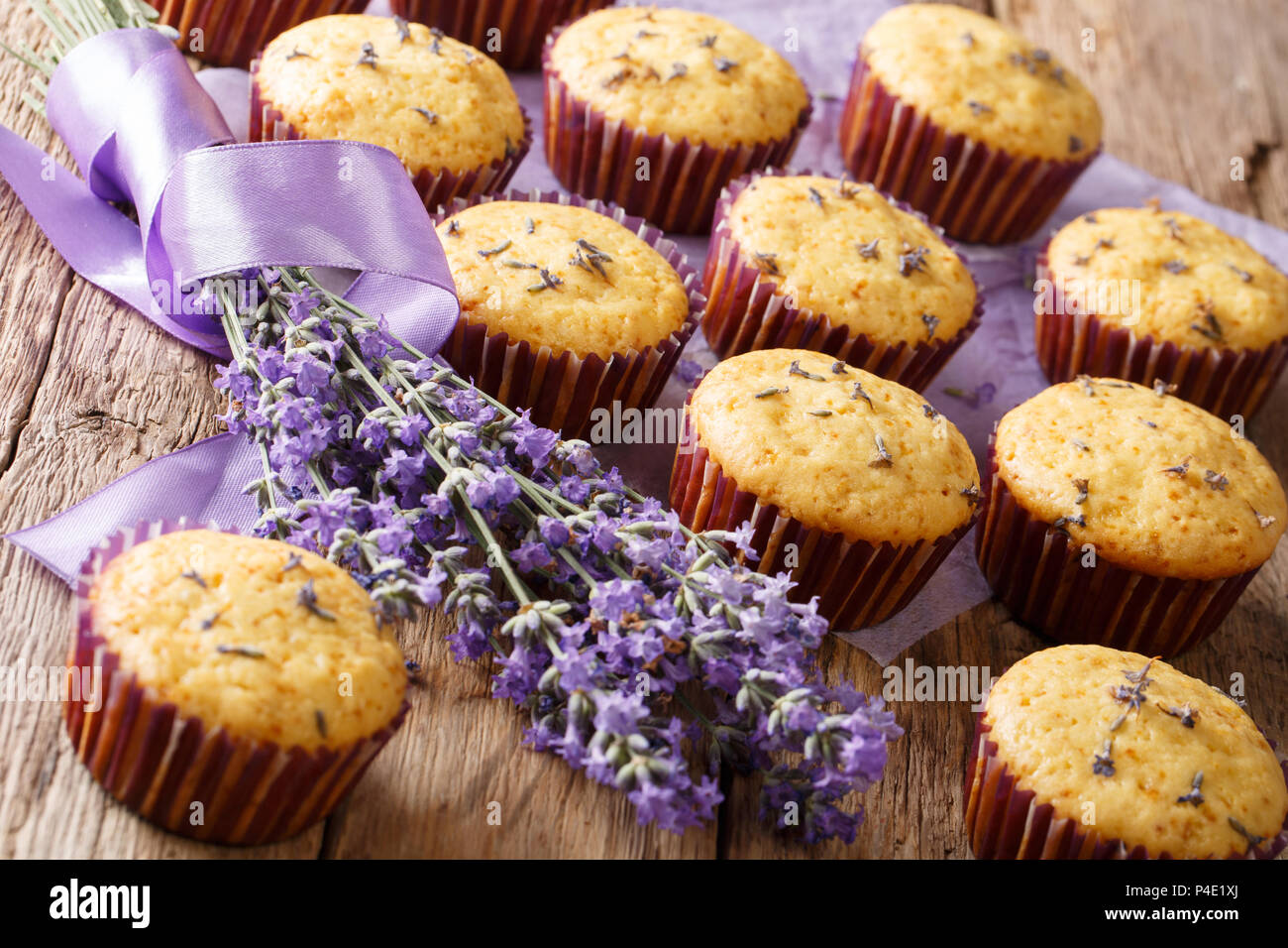 Beau dessert alimentaire : muffins avec des fleurs de lavande close-up sur la table. Banque D'Images