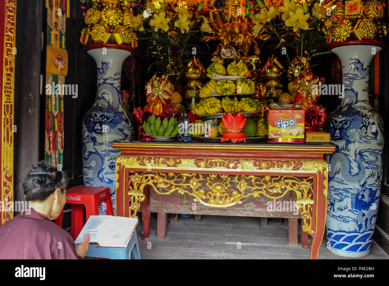 Hanoi, Vietnam - 15 mars 2018 : Senior lady priant au célèbre temple bouddhique Pagode au Pilier Unique Banque D'Images