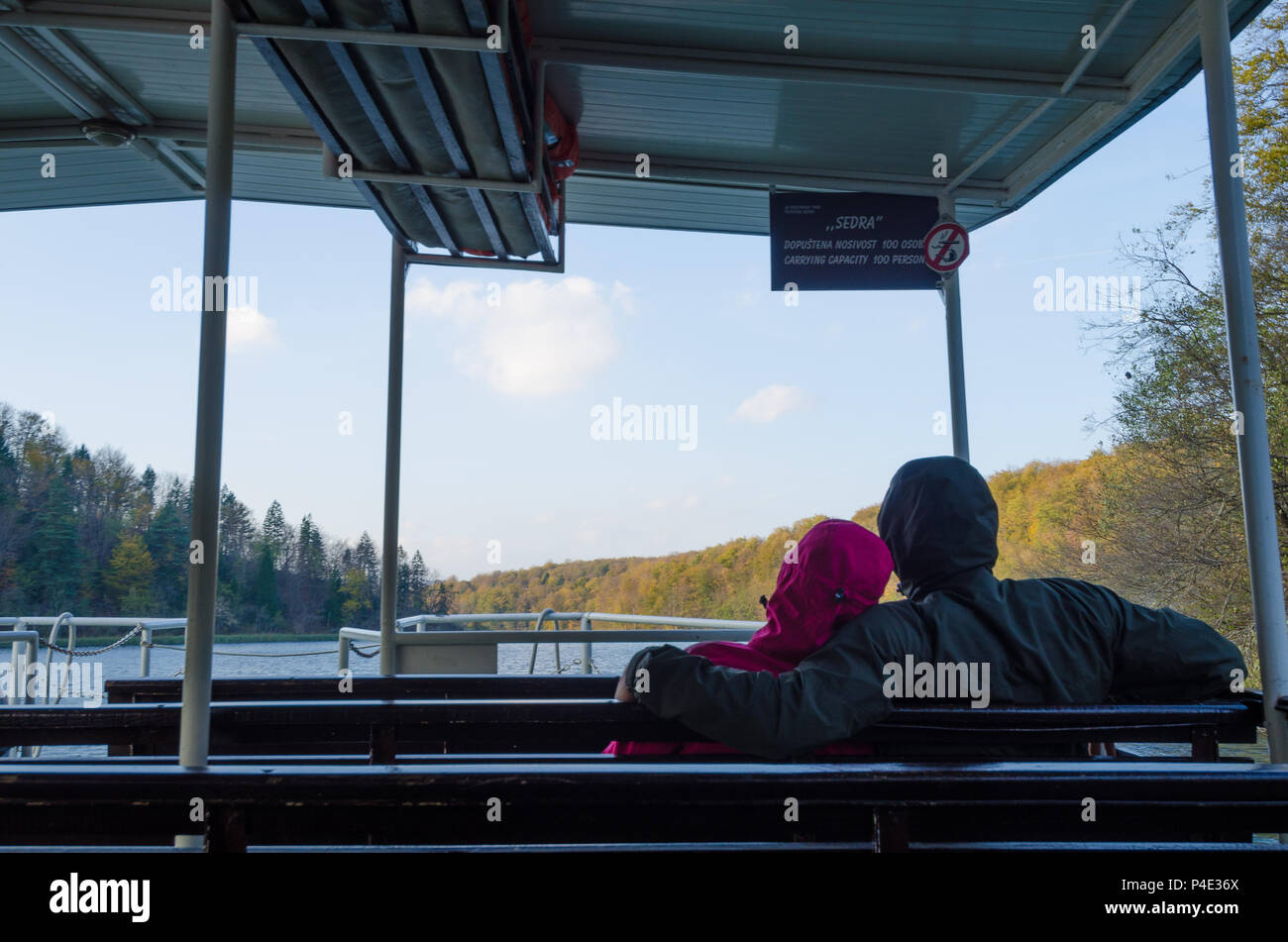 Couple Profitez en bateau au parc national des Lacs de Plitvice, classé au Patrimoine Mondial de l'UNESCO, la Croatie, l'Europe Banque D'Images