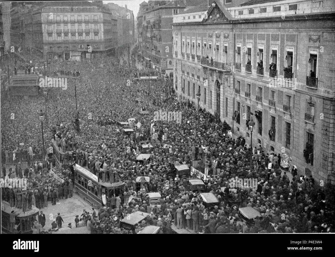 14/4/1931DE LA PROCLAMACION II REPUBLICA-FOTOGRAFIA:PUERTA DEL SOL SE POSESIONA,EL PUEBLO DEL MIN GOBE. Emplacement : CONGRESO DE LOS DIPUTADOS-BIBLIOTECA, ESPAGNE. Banque D'Images