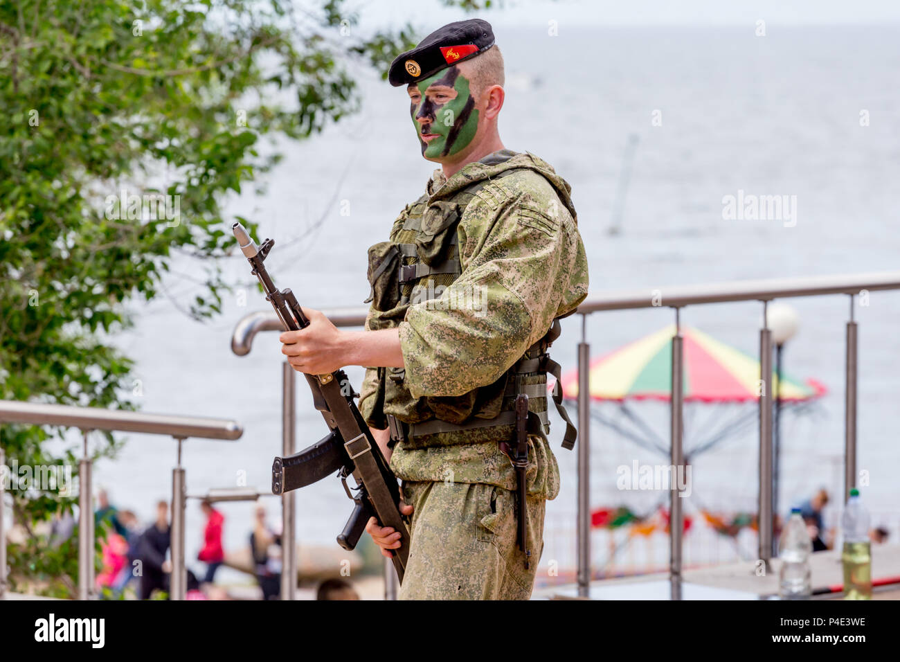 La Russie, Vladivostok, 05/09/2018. Portrait d'un soldat armé de forces spéciales de l'armée russe. Il joue sur la scène en l'honneur de la Russie 24. Celebra annuel Banque D'Images