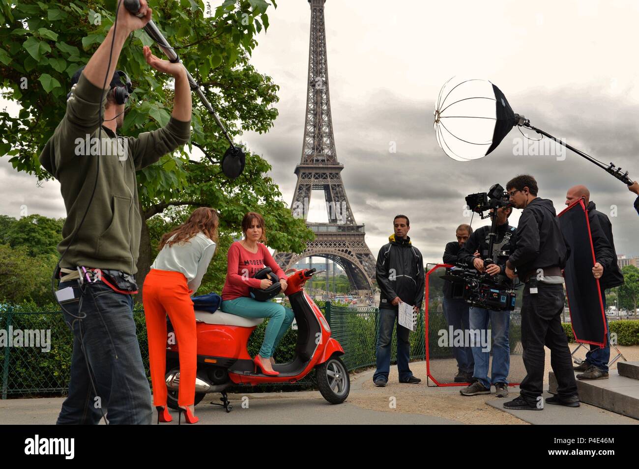 Film Original Titre : SOUS LES JUPES DES FILLES. Titre en anglais : femmes  françaises. Directeur de film : AUDREY DANA. Année : 2014. Stars : ALICE  BELAIDI. Credit : ROUX, Luc / Album Photo Stock - Alamy