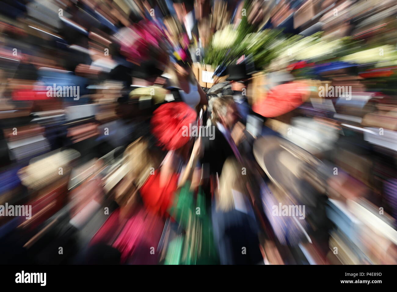 Racegoers autour du kiosque durant la troisième journée de Royal Ascot à Ascot Racecourse. Banque D'Images