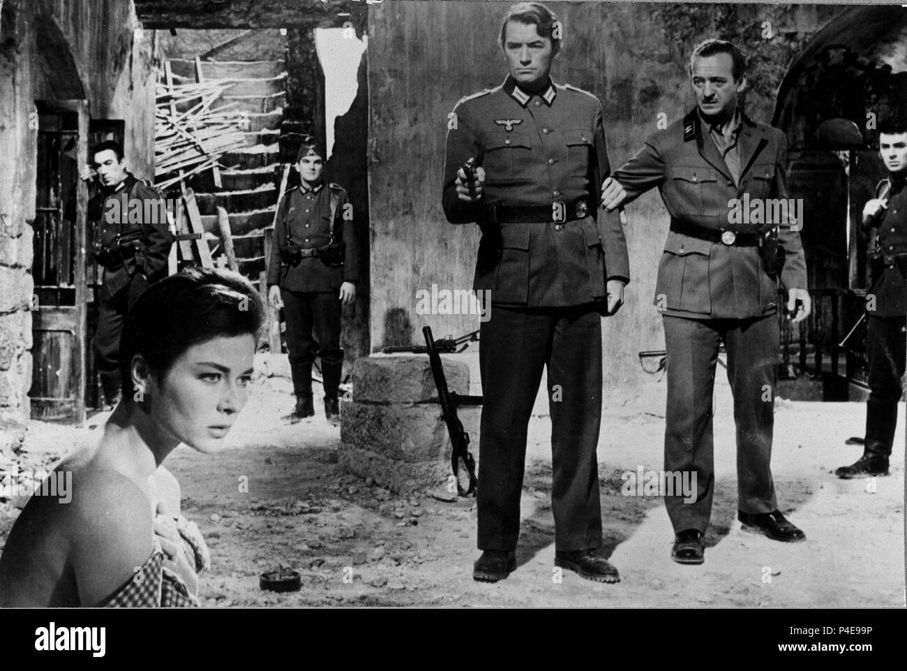 ESCENA DE LA PELICULA 'LOS CAÑONES DE NAVARONE' - 1961 - Gregory Peck Y ANTHONY QUINN (Etats-Unis). Auteur : THOMPSON, J. LEE. Banque D'Images