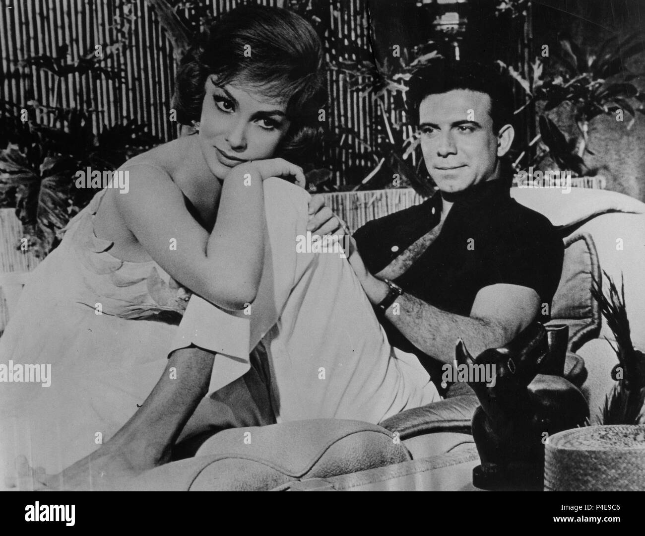 ESCENA DE LA PELICULA 'DESNUDO frente al Mundo" - 1961 - Gina Lollobrigida Y TONY FRANCIOSA - (Etats-Unis). Auteur : Ronald MACDOUGALL. Banque D'Images