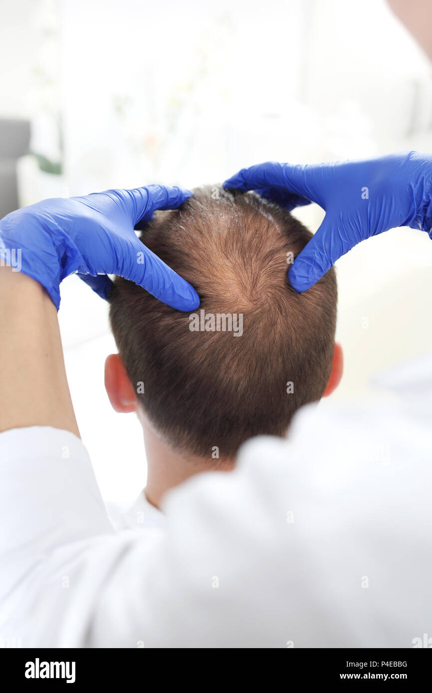 Massage relaxant de la tête. Massage de la tête. Masser le cuir chevelu. Le masseur masse la tête de l'homme Banque D'Images