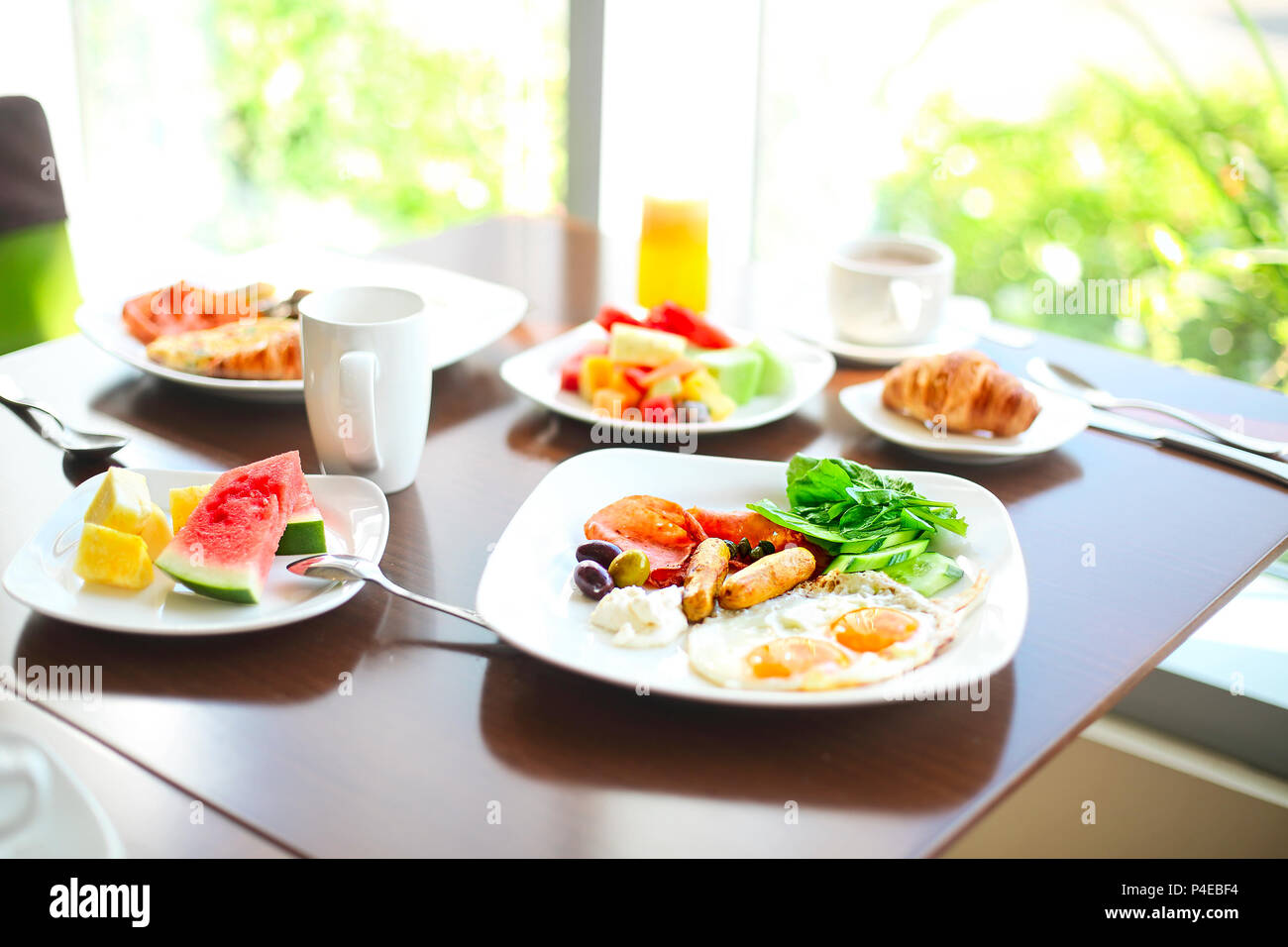 Matin petit déjeuner en famille avec des œufs, du café et des fruits. Close up Banque D'Images