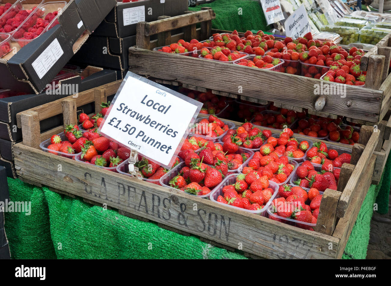 Punnets de fraises locales fruits à vendre sur le marché stalle en été Thirsk North Yorkshire Angleterre Royaume-Uni Grande-Bretagne Banque D'Images