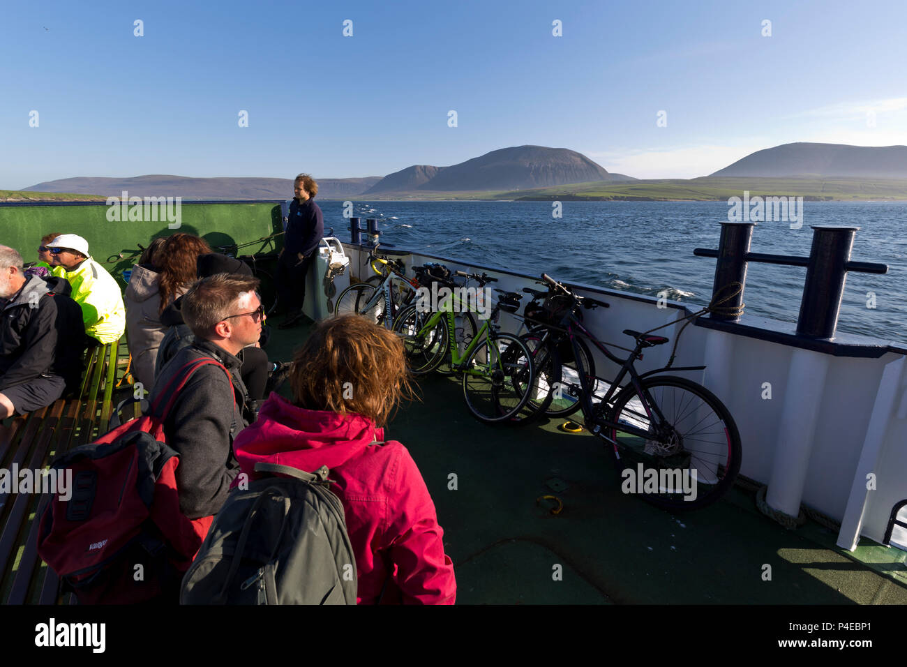 Les cyclistes sur Hoy traversier pour passagers, Orkney Banque D'Images