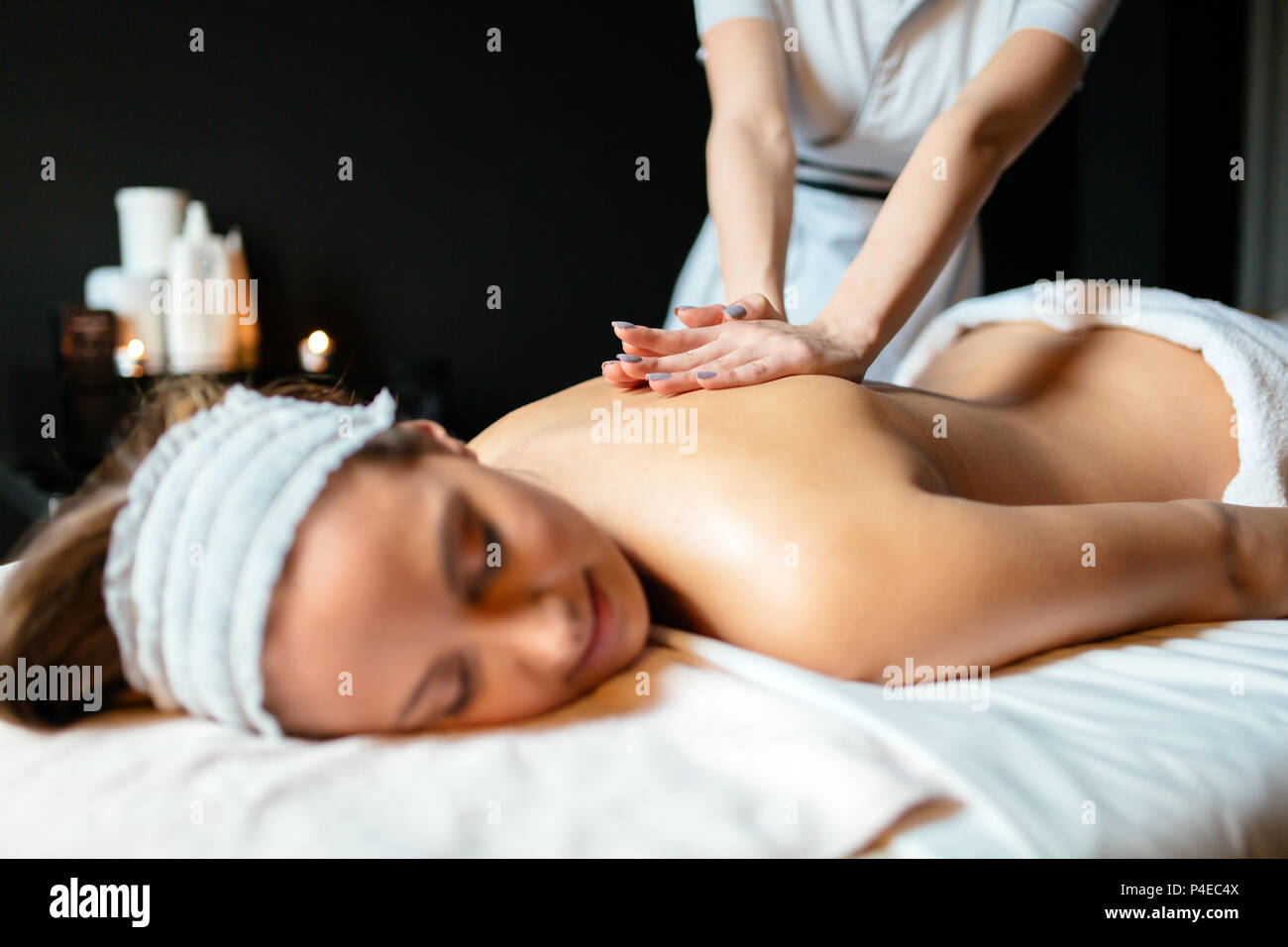 Massage therapist massaging woman Banque D'Images