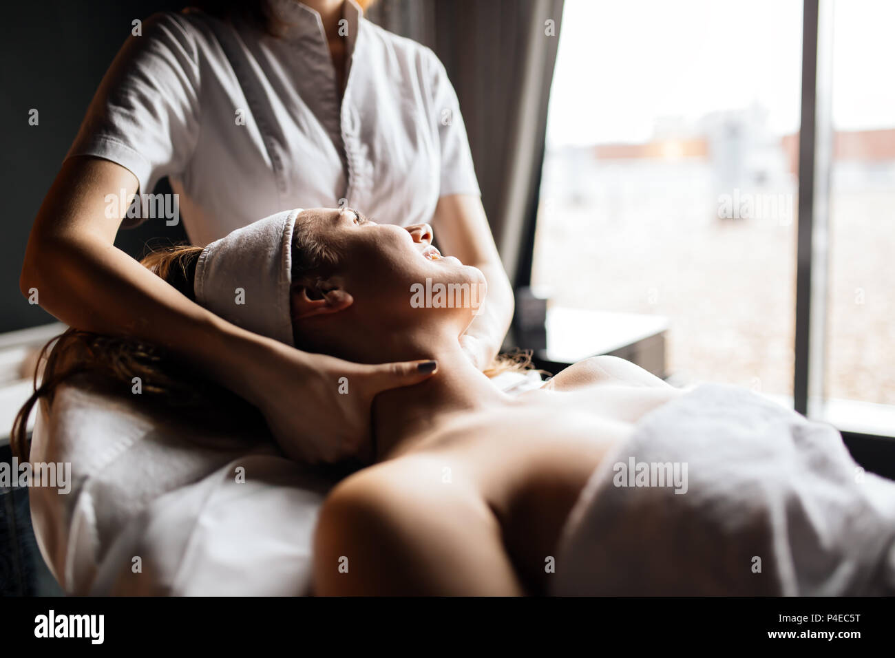 Massage therapist massaging woman Banque D'Images