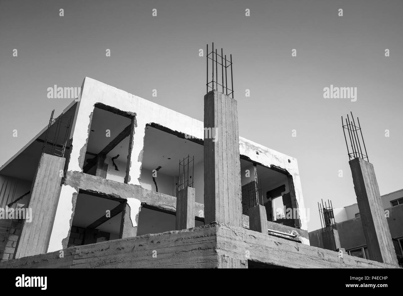 Bâtiment en béton est en construction, photo en noir et blanc Banque D'Images