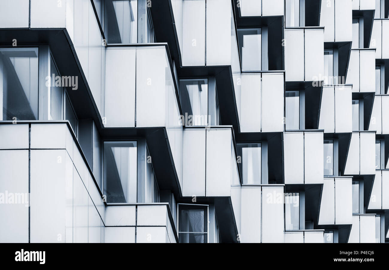 Fragments d'architecture abstraite, angles de murs, modèle d'acier avec des fenêtres. Filtre de tons bleu Banque D'Images